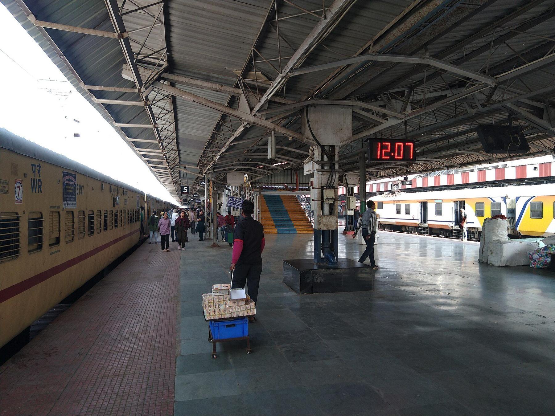 Rail arrival scene in Agra