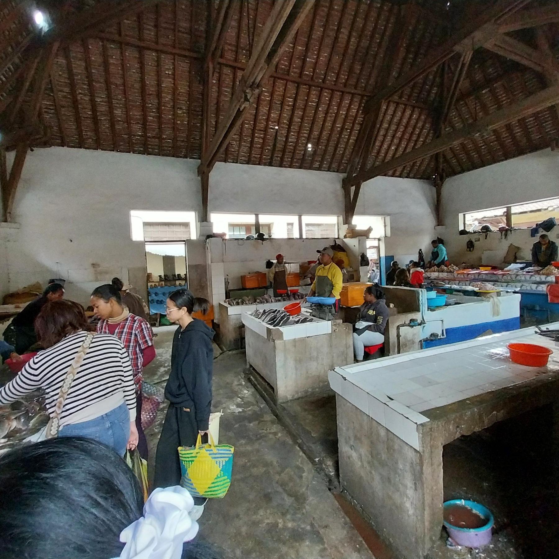 Shopping scene in Antananarivo