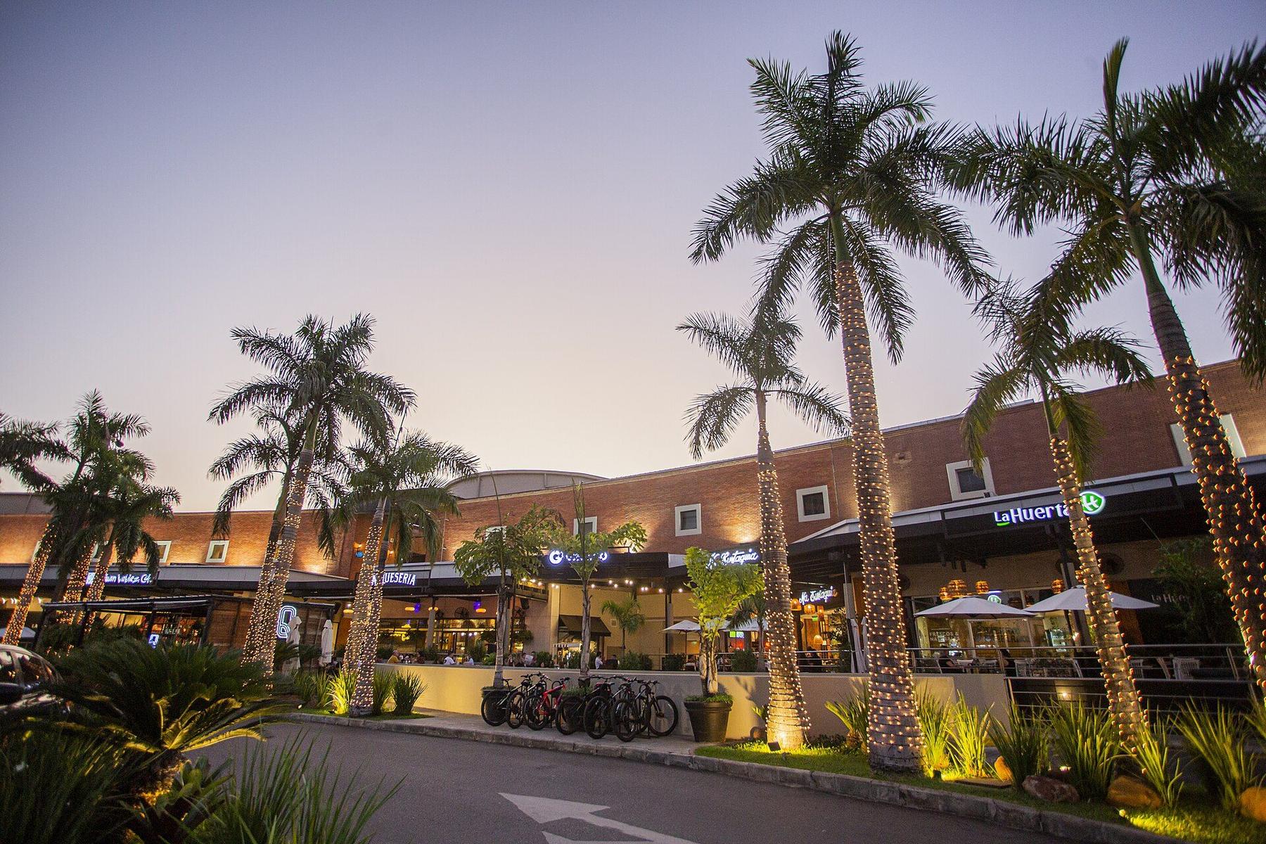 Restaurant scene in Asuncion
