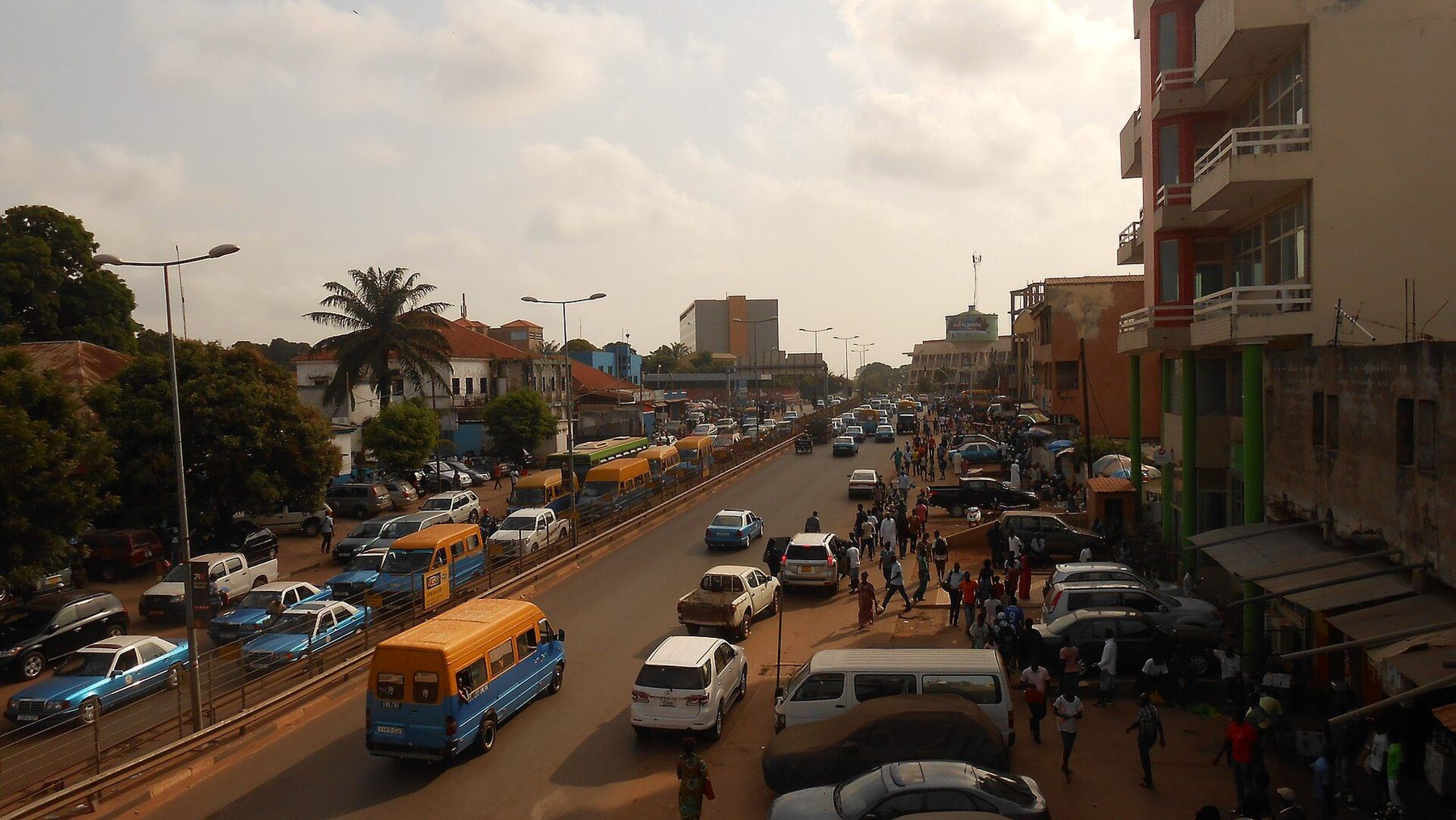 Shopping scene in Bissau