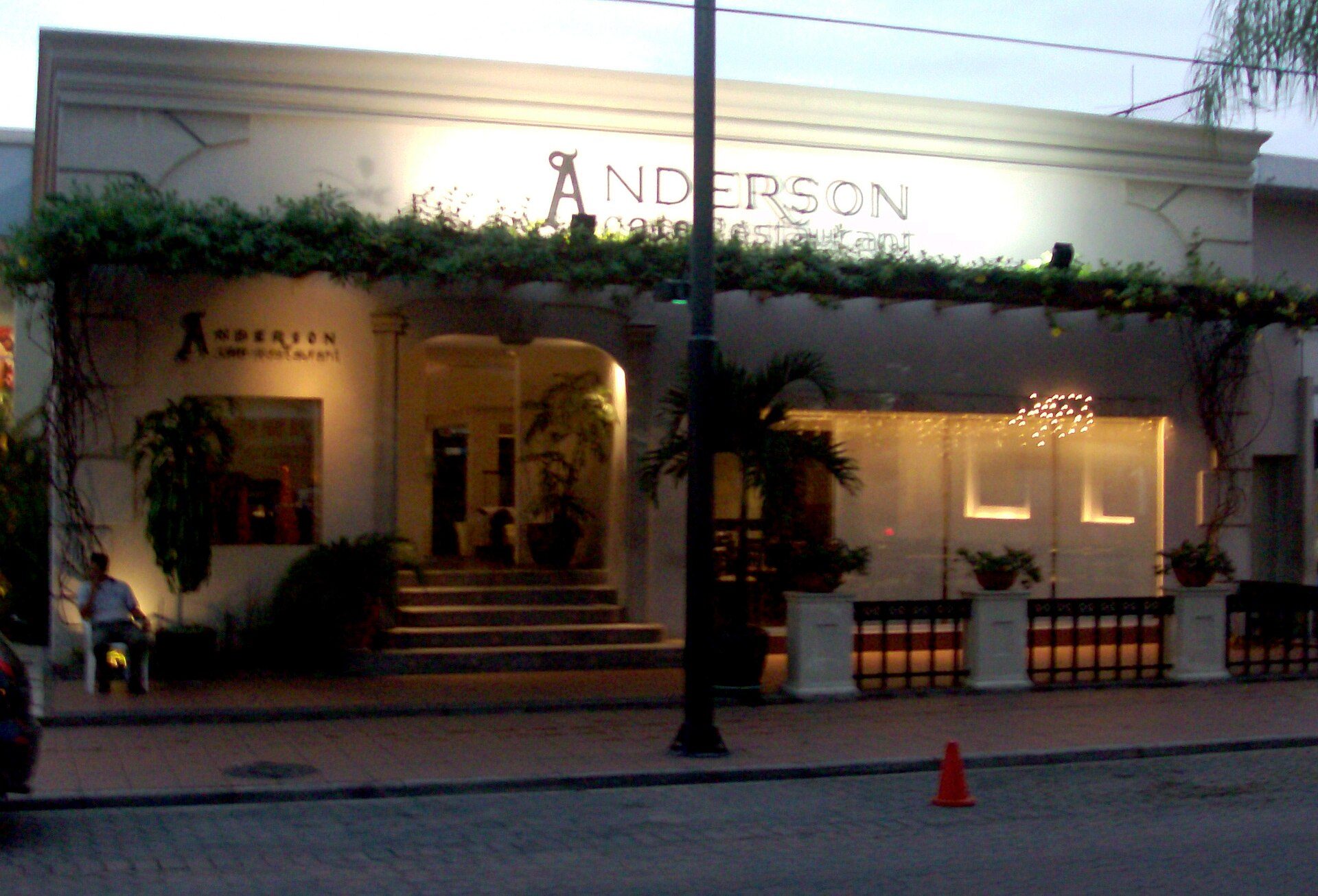 Restaurant scene in Guayaquil