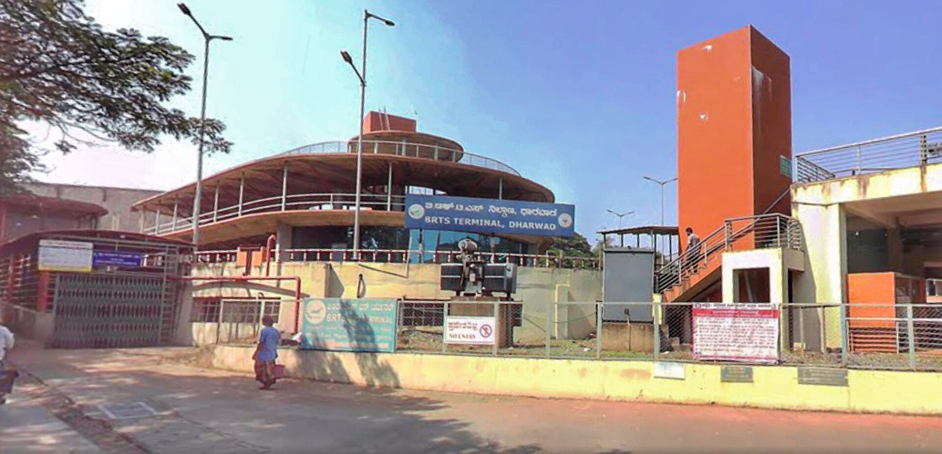 Dining and market route scene in Hubballi