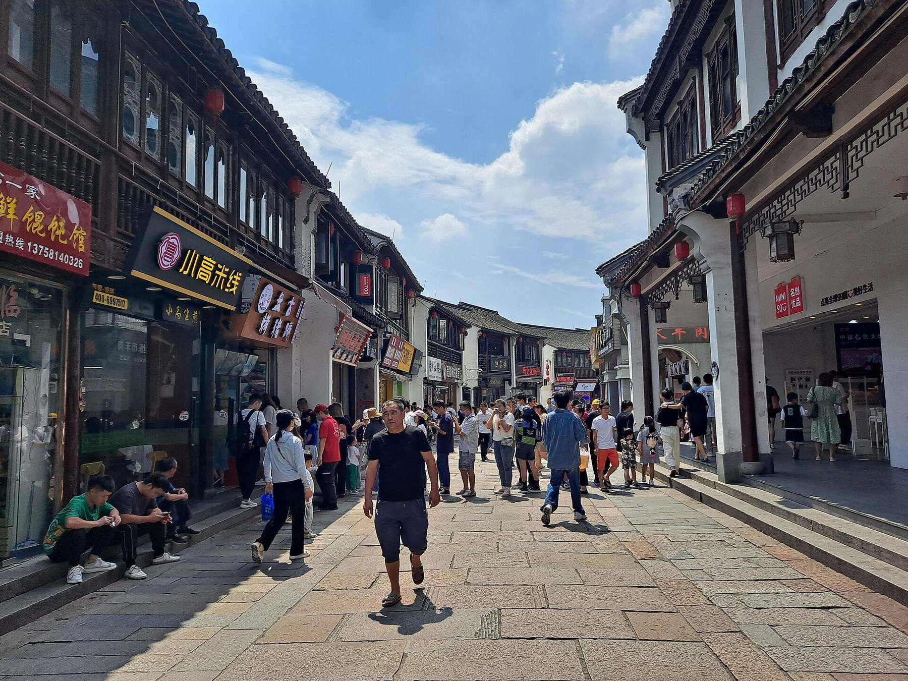 Shopping scene in Huzhou
