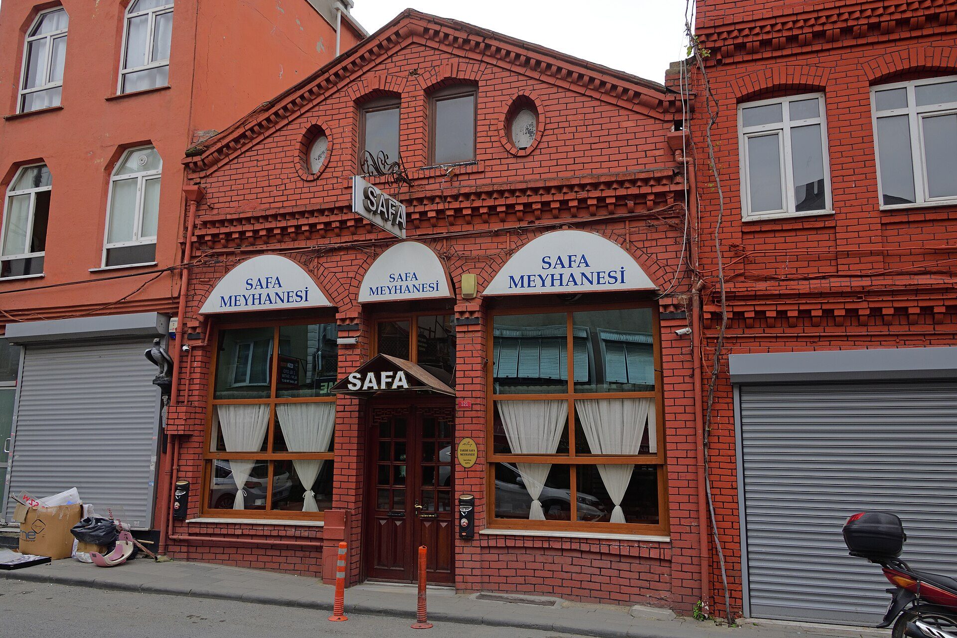 Restaurant or cafe scene in Istanbul