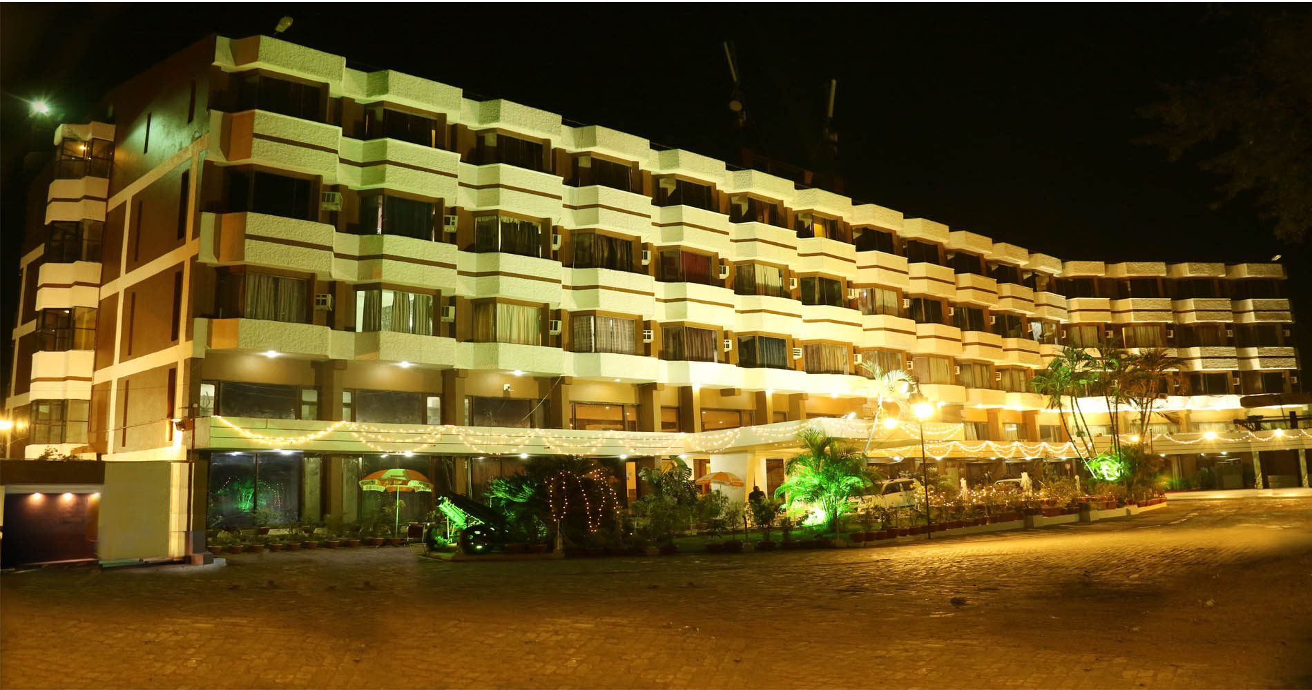 Restaurant scene in Jabalpur