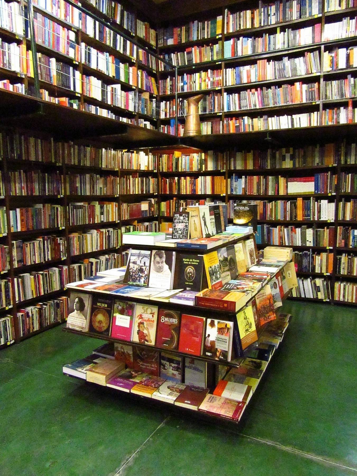 Shopping district in Lima