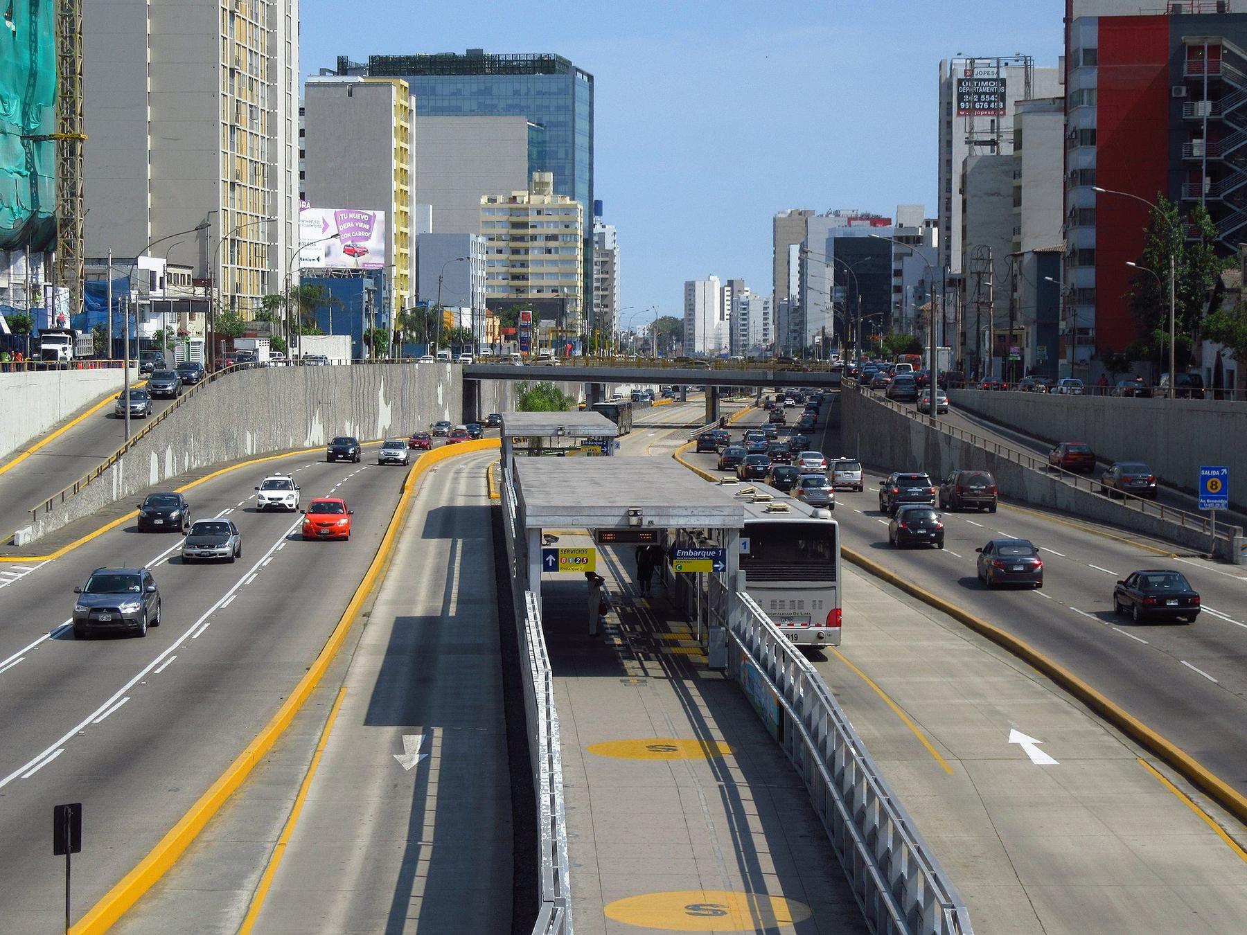 Transit scene in Lima