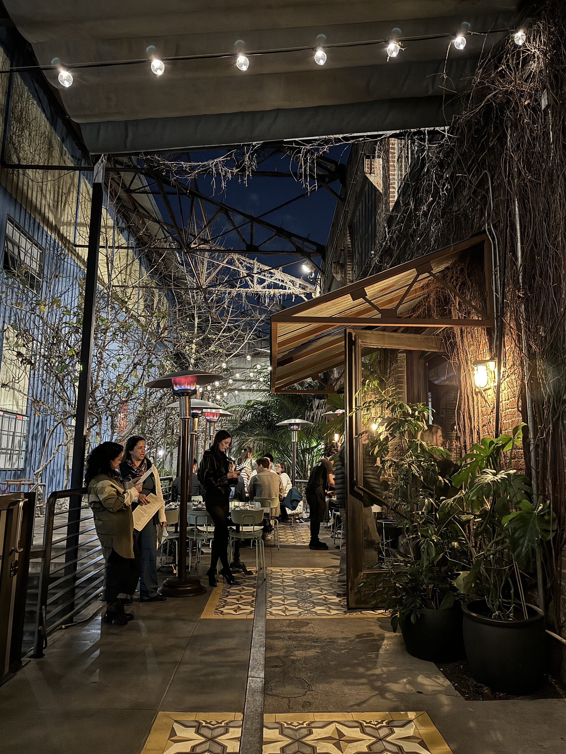 Restaurant or cafe scene in Los Angeles