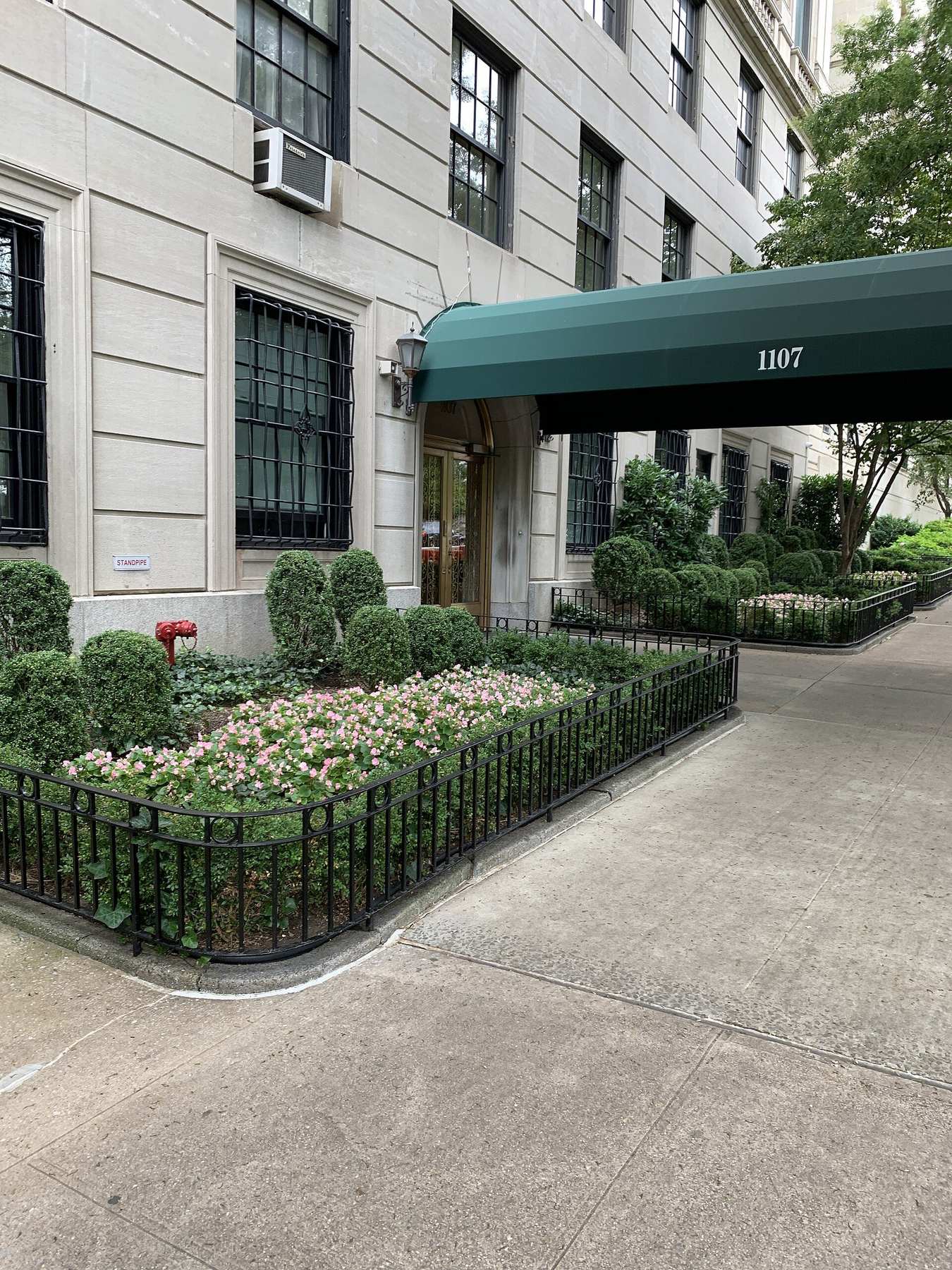 Shopping scene in Manhattan