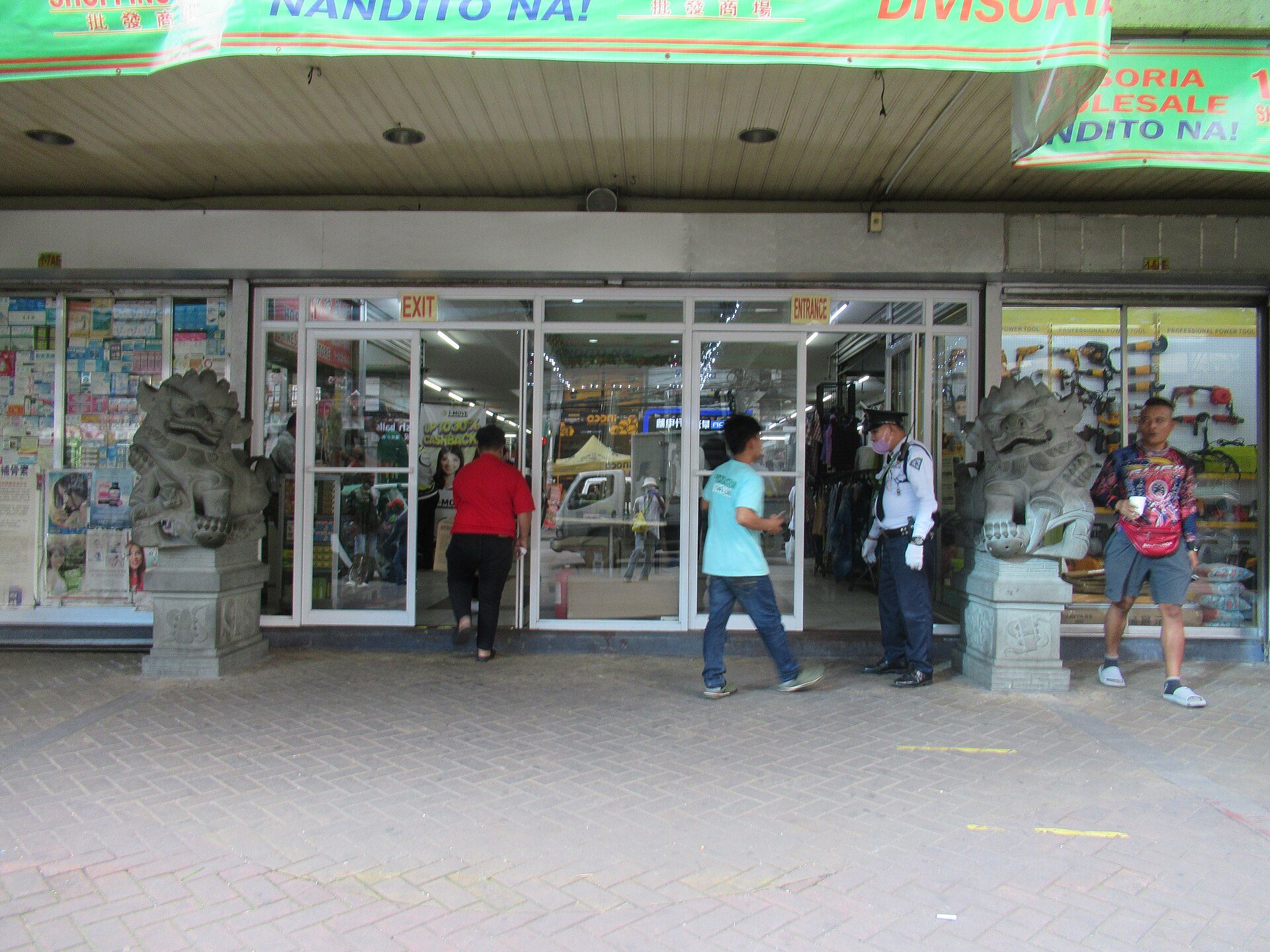 Shopping scene in Manila