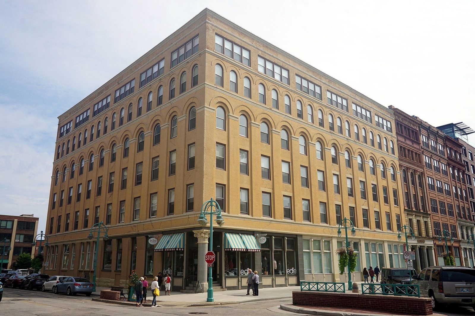 Milwaukee shopping route around Historic Third Ward boutiques