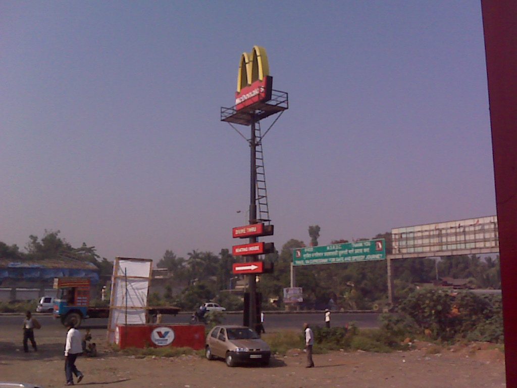 Restaurant scene in Navi Mumbai