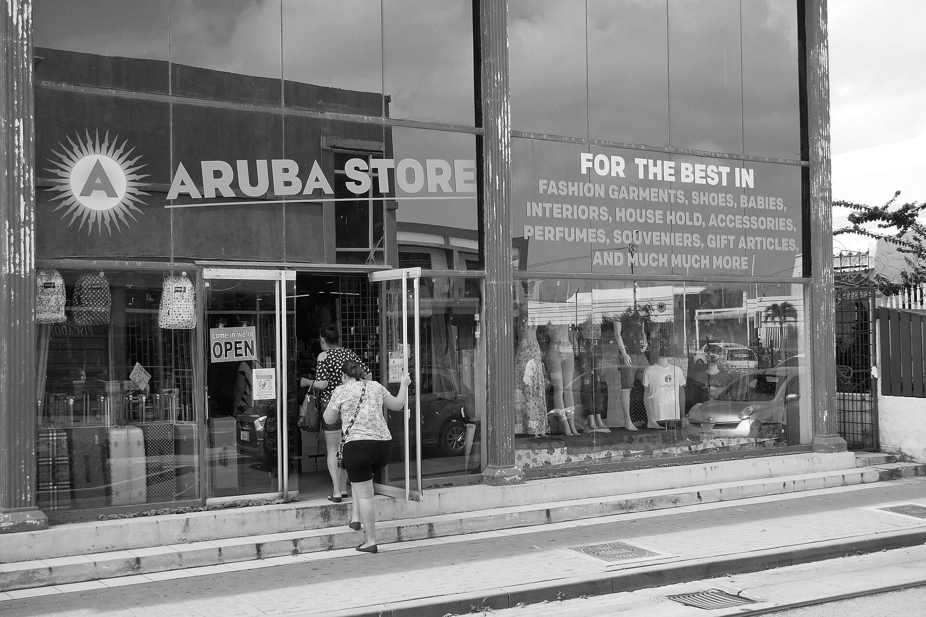 Shopping scene in Oranjestad