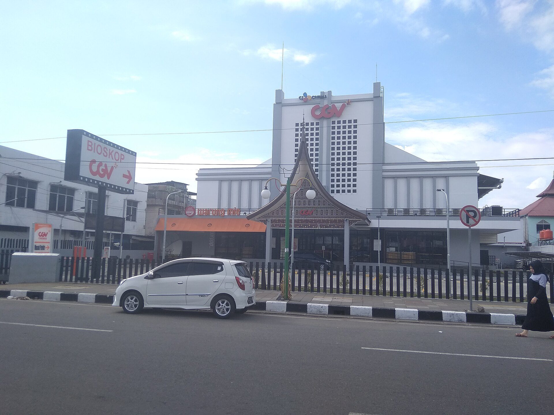 Shopping scene in Padang