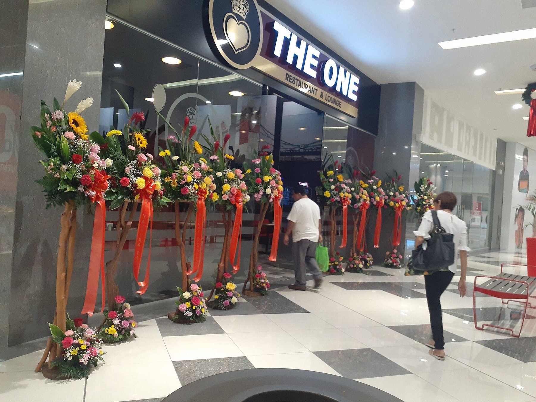 Restaurant scene in Panama City