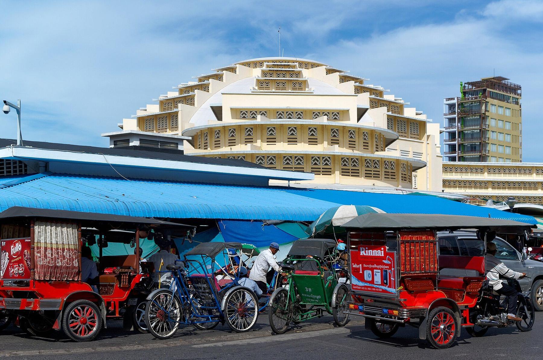 Market or shopping scene in Phnom Penh