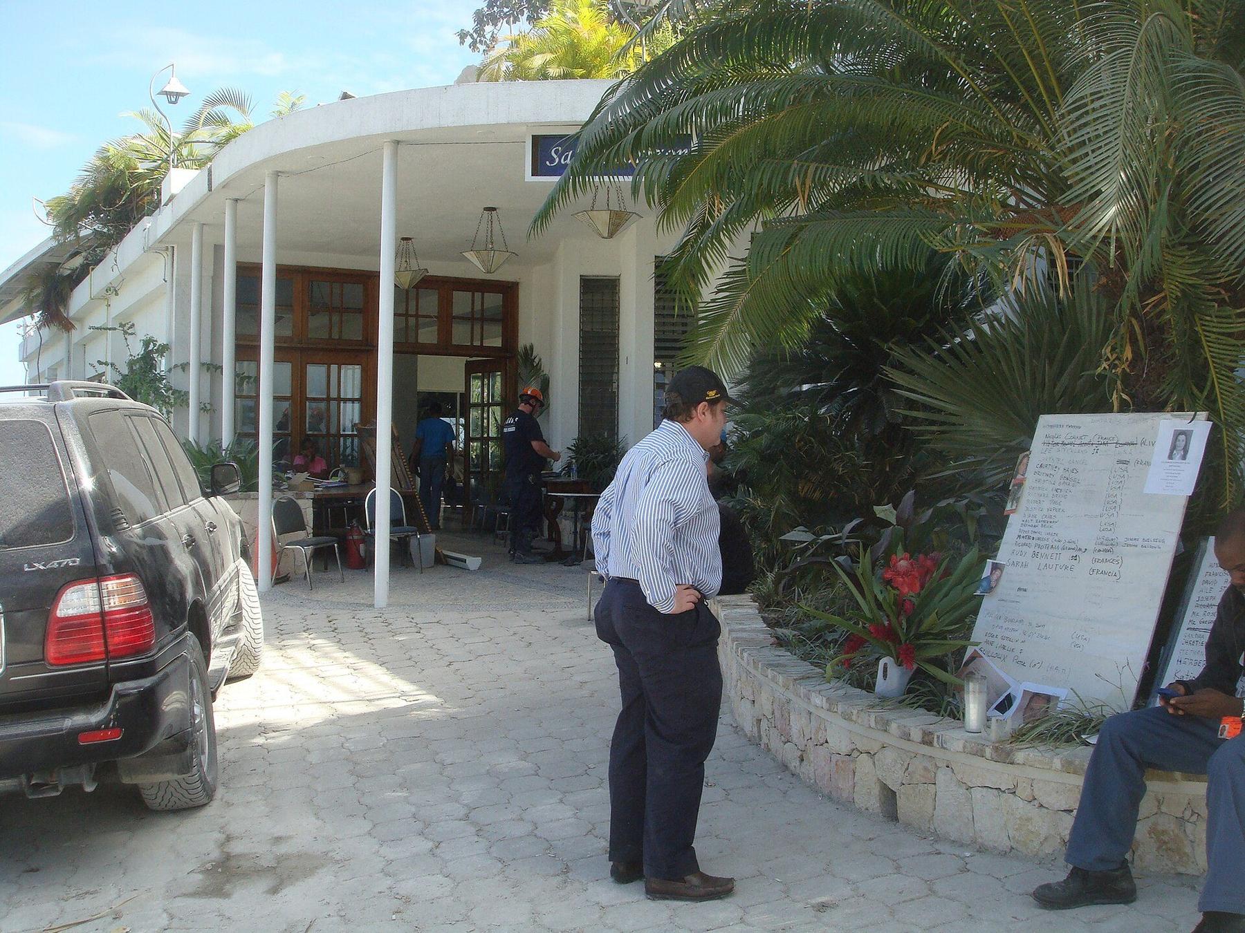 Restaurant scene in Port-au-Prince