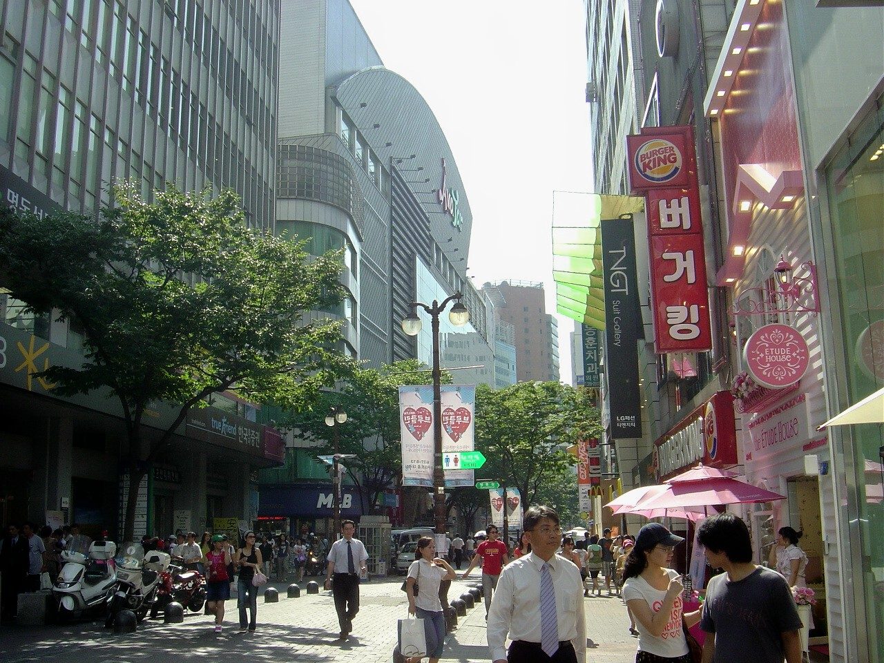 Shopping street scene in Seoul