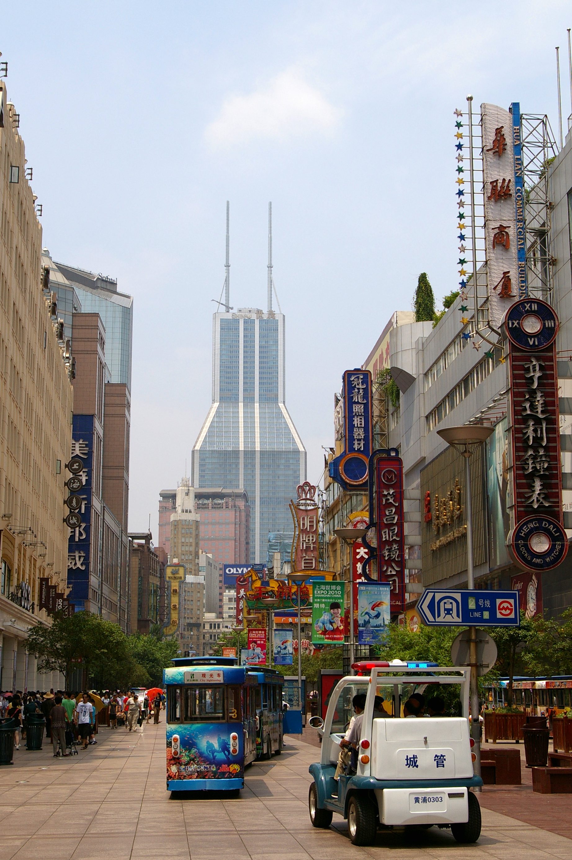 Shopping street scene in Shanghai