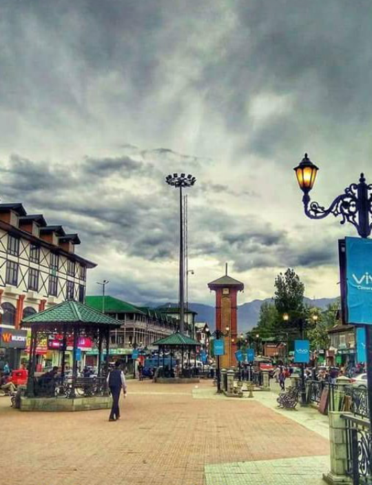 Shopping scene in Srinagar