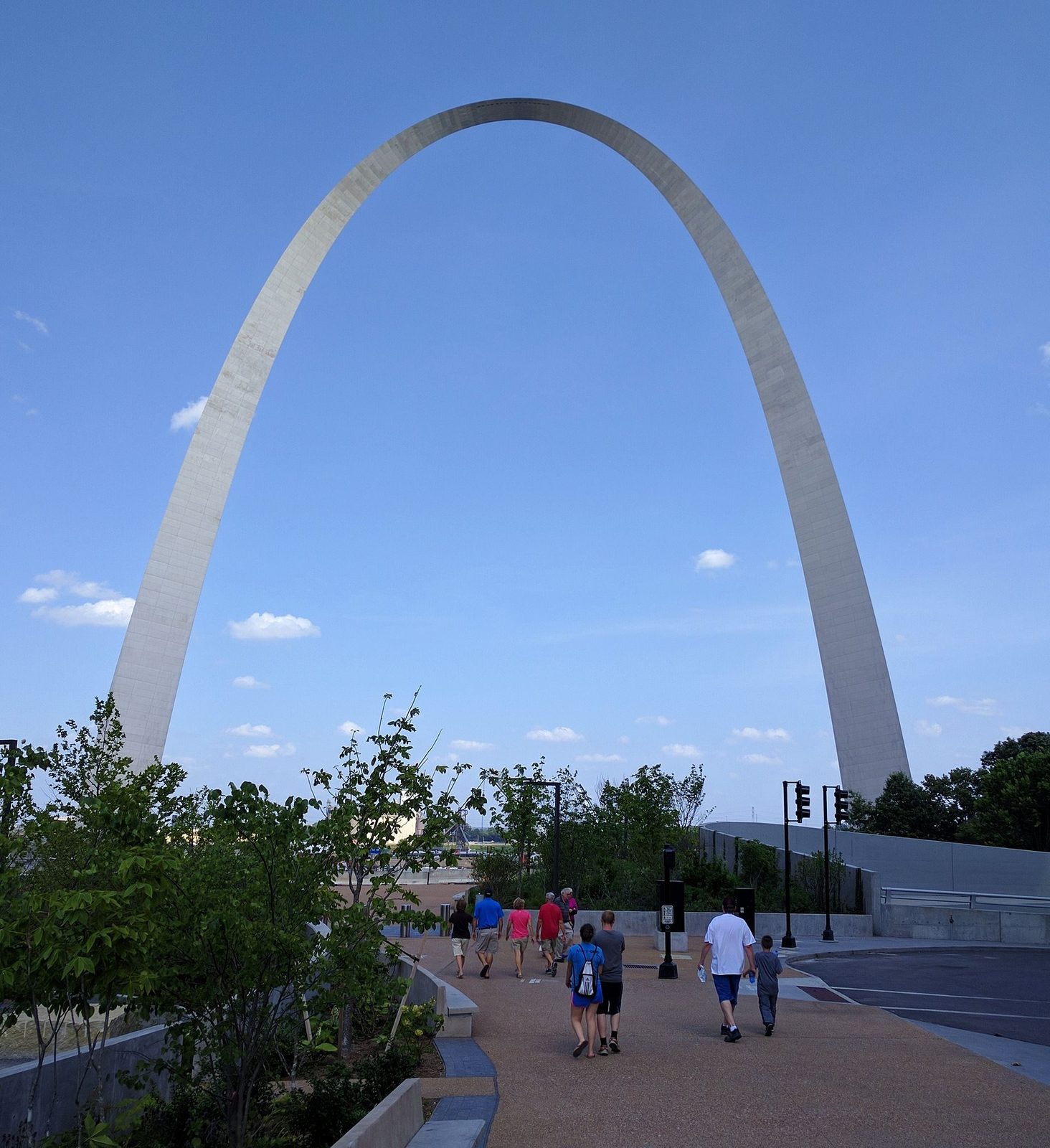 St. Louis route anchor around Gateway Arch