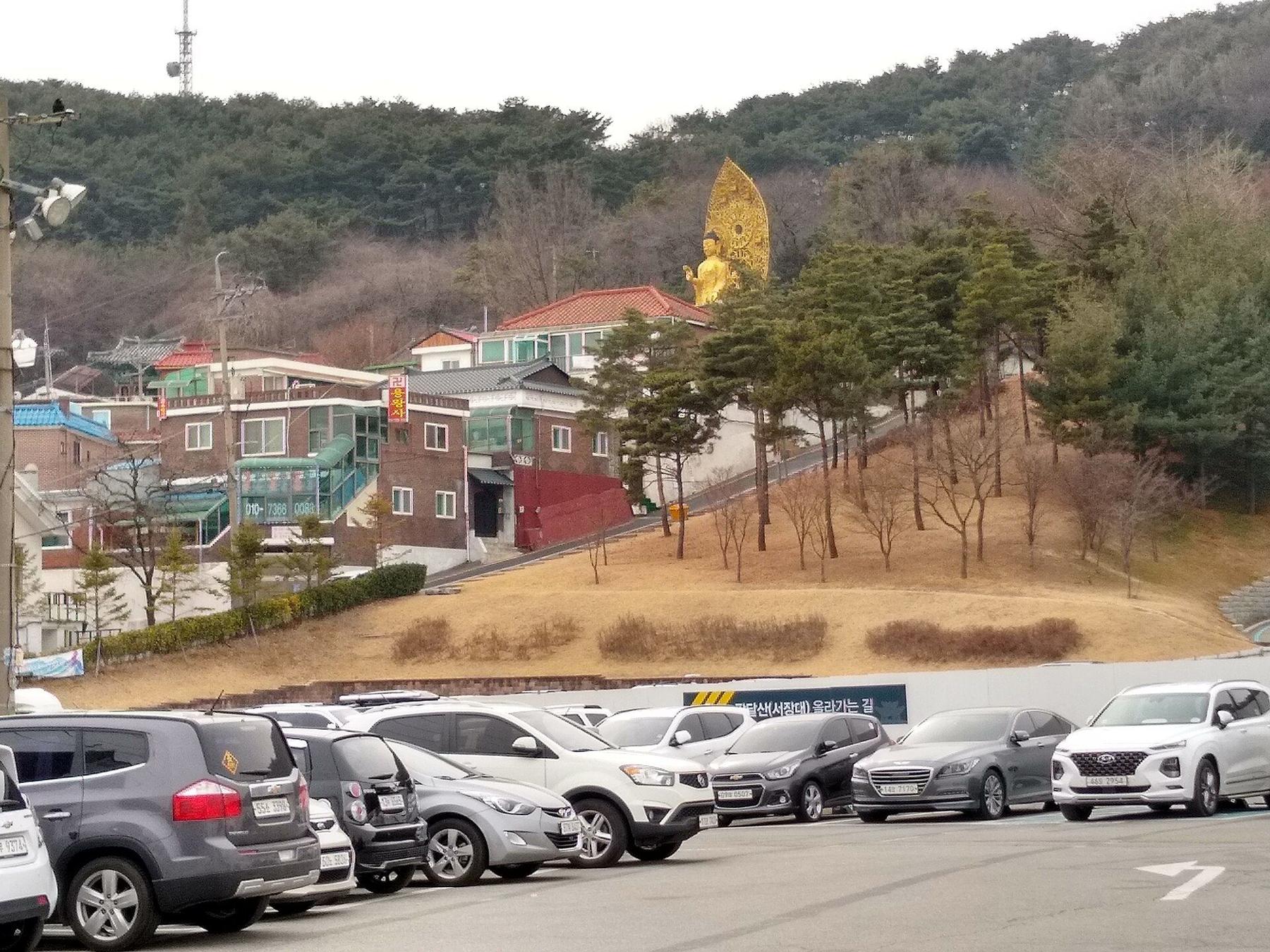Shopping scene in Suwon