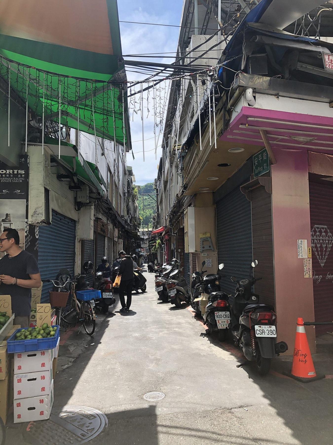Night market food scene in Taipei