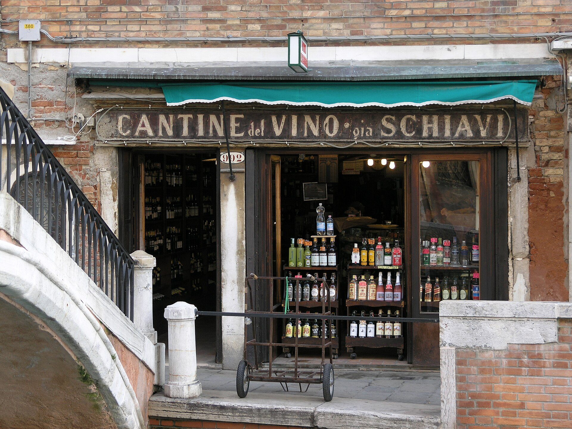 Restaurant or cafe scene in Venice