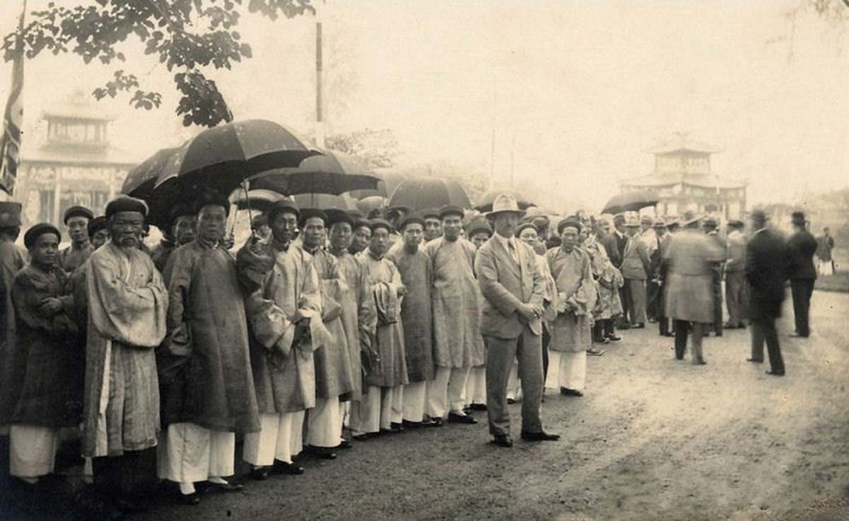 Shopping and market scene in Vinh