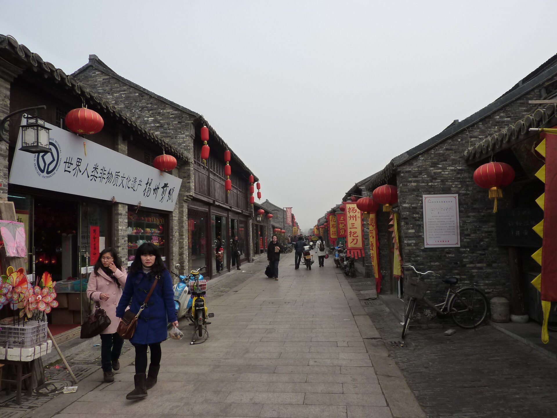 Shopping scene in Yangzhou