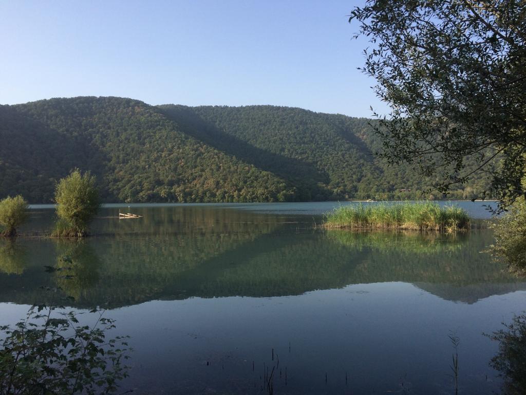 Озеро Нохур среди лесистых гор