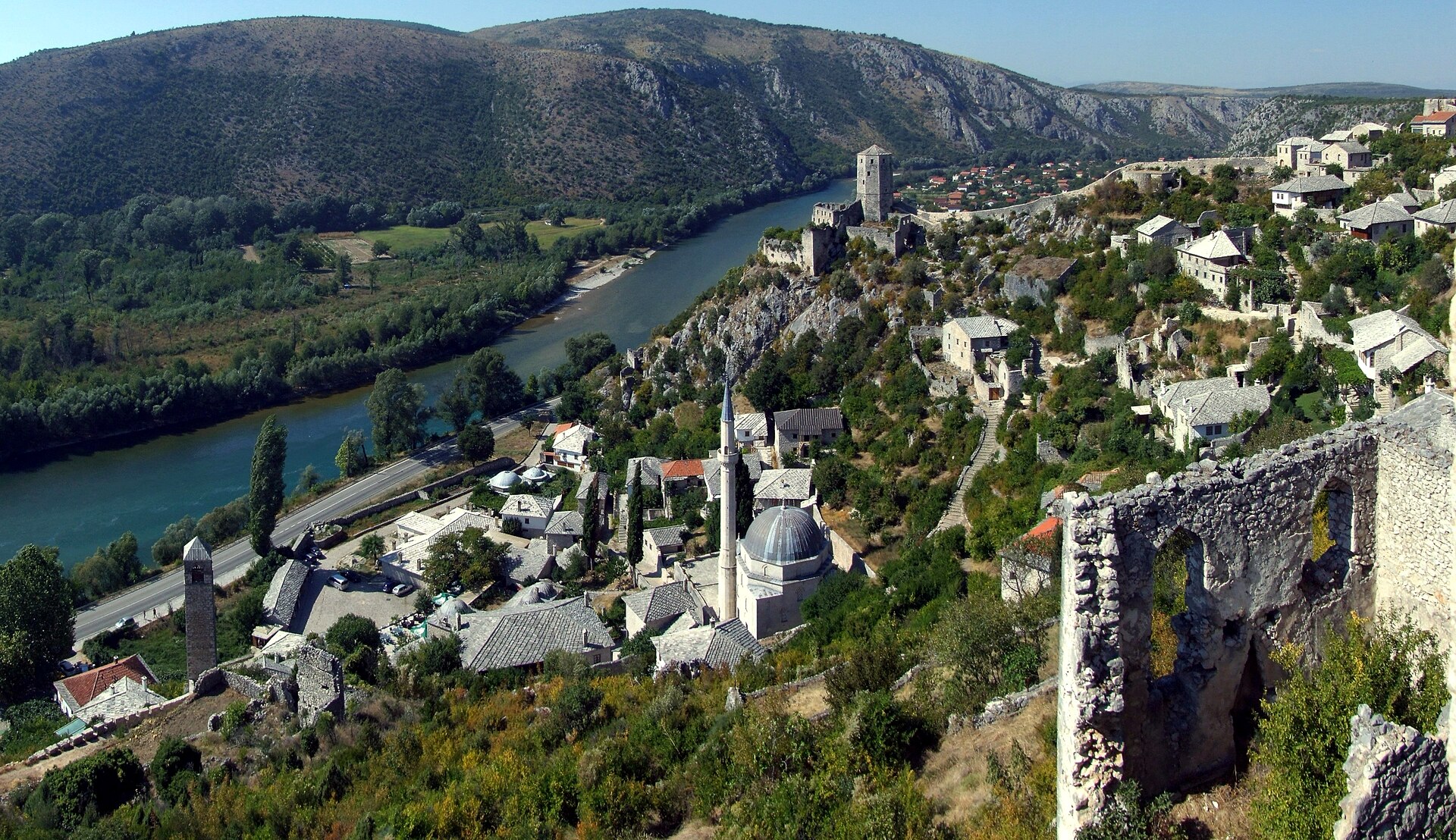 Каменные дома, башни и Неретва у исторического города Почитель