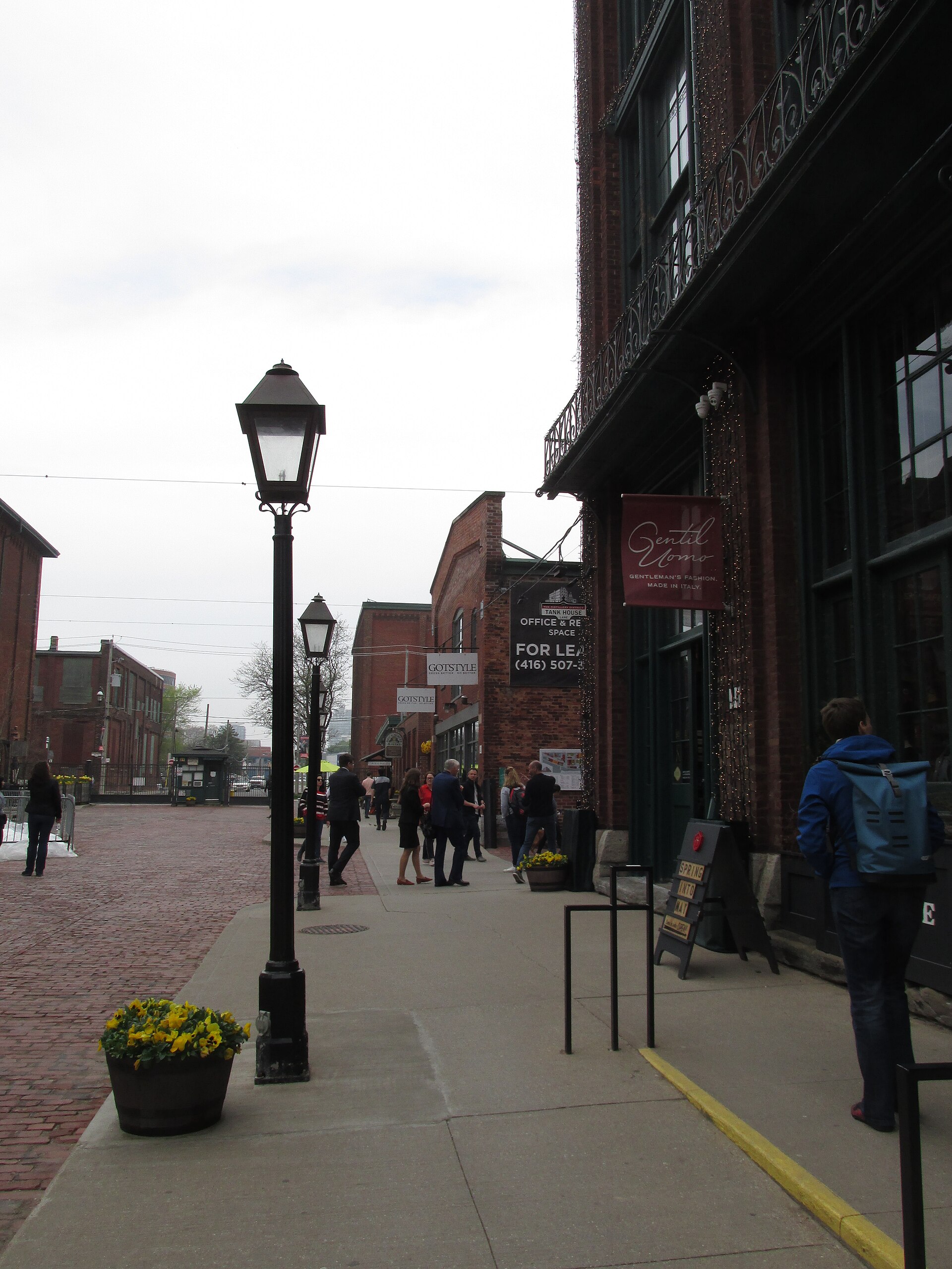 Кирпичная пешеходная улица района Distillery District в Торонто