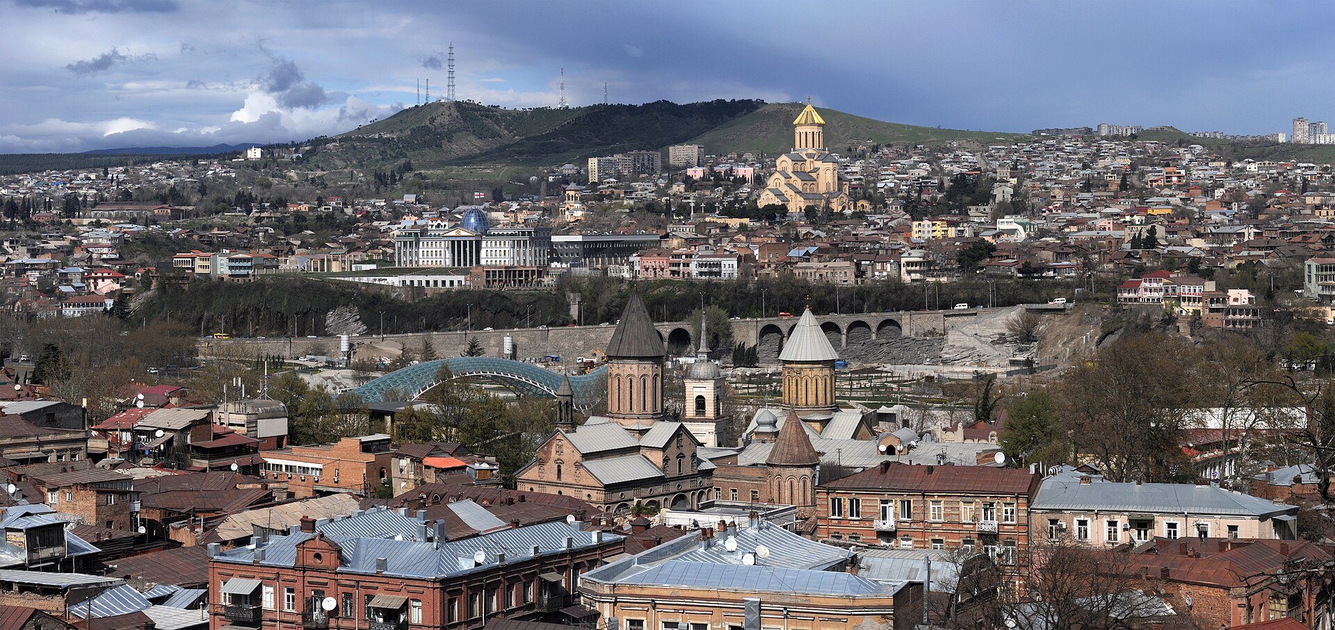 Панорама Тбилиси среди холмов