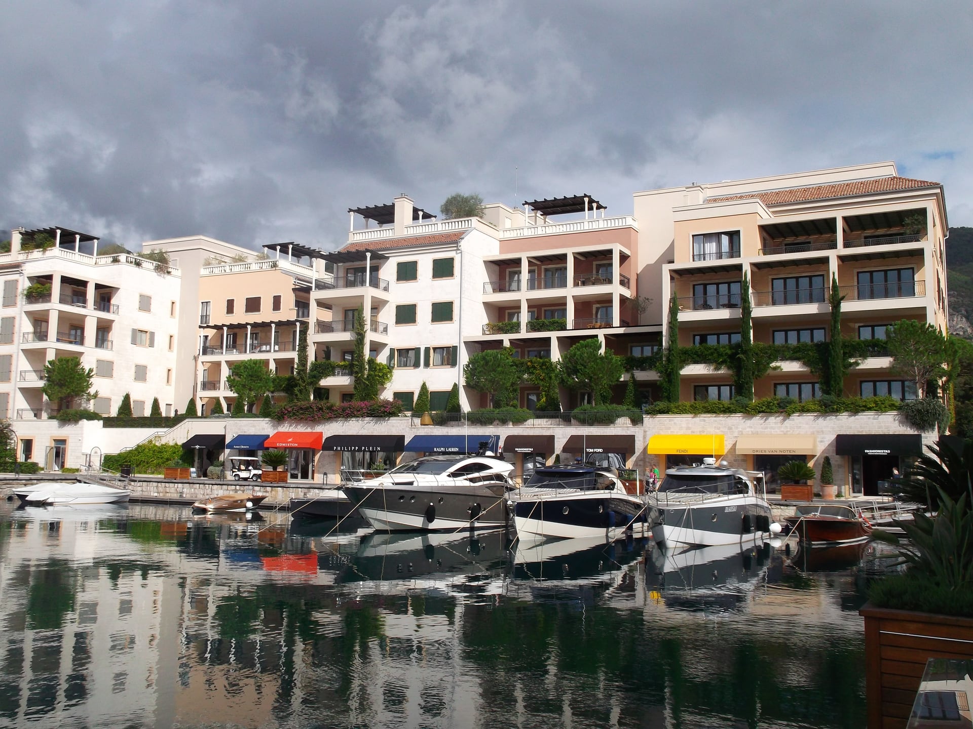 Яхты и дома у набережной Porto Montenegro в Тивате