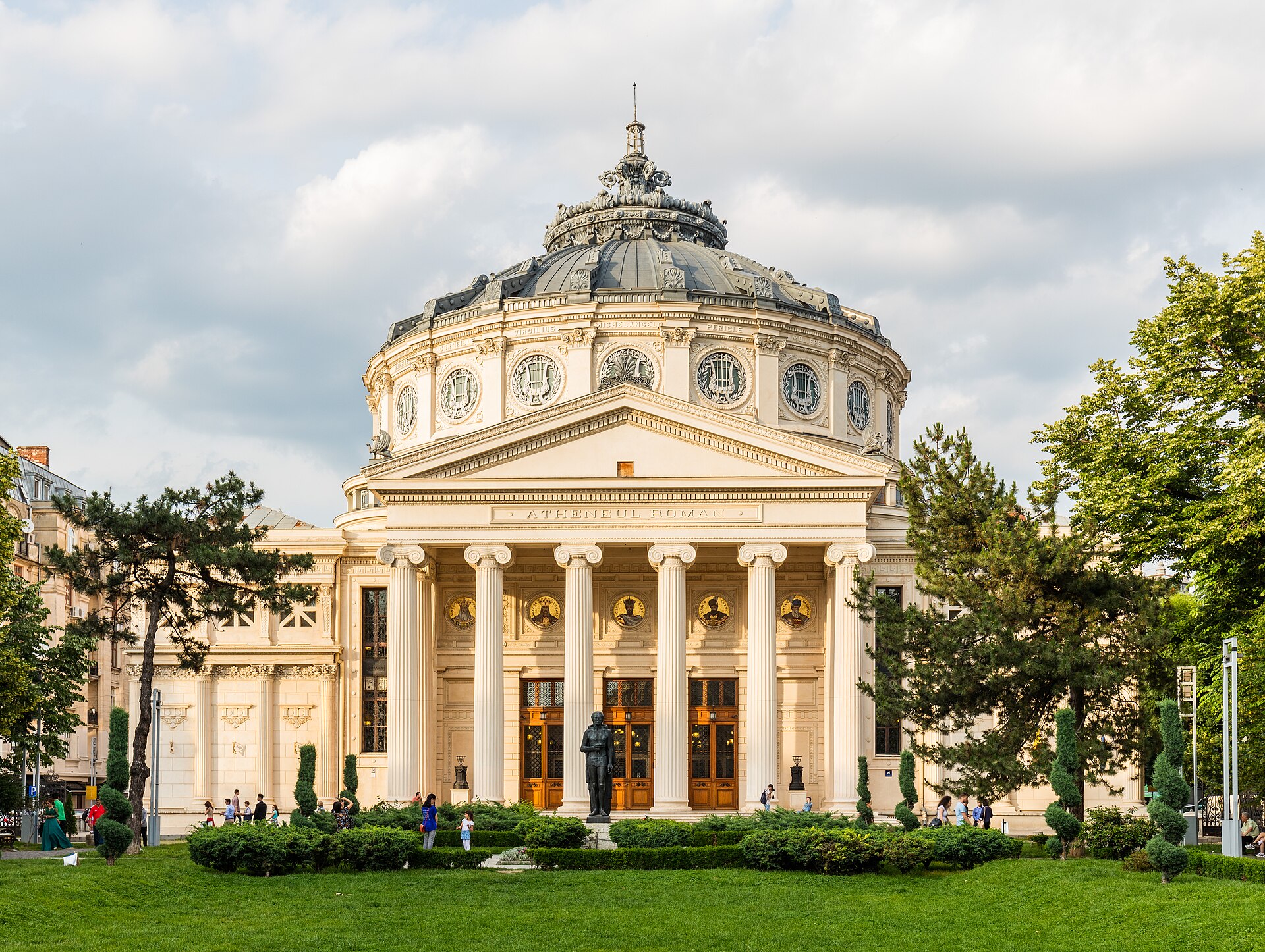 Румынский Атенеум в центре Бухареста