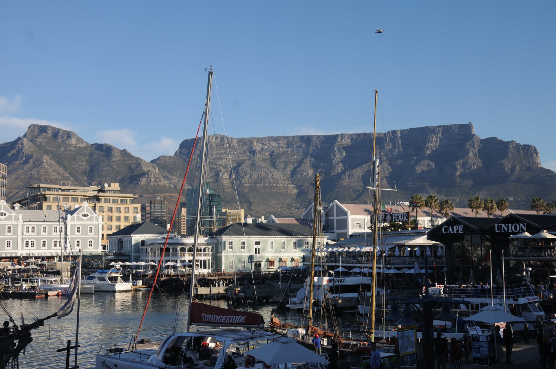 Яхты на набережной V&A Waterfront на фоне Столовой горы